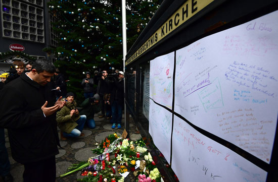 الإرهاب يضرب قلب أوروبا.. الألمان يضعون أكاليل الزهور على قبور ضحايا برلين (4)