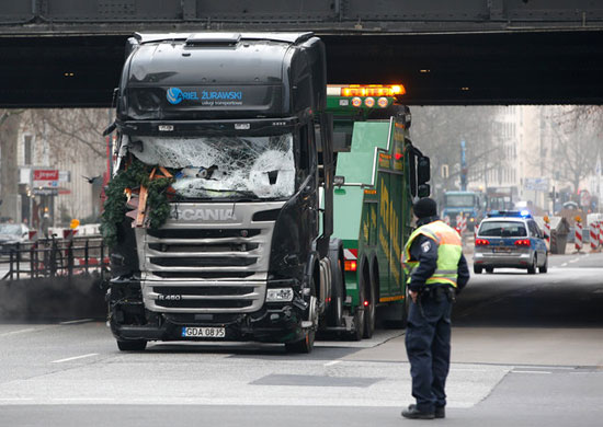 شرطي يراقب الشاحنة التي اصطدمت سوق عيد الميلاد مزدحمة في العاصمة الألمانية برلين الليلة الماضية