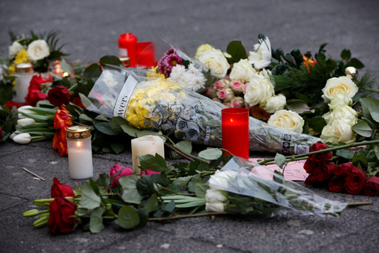 الإرهاب يضرب قلب أوروبا.. الألمان يضعون أكاليل الزهور على قبور ضحايا برلين (9)