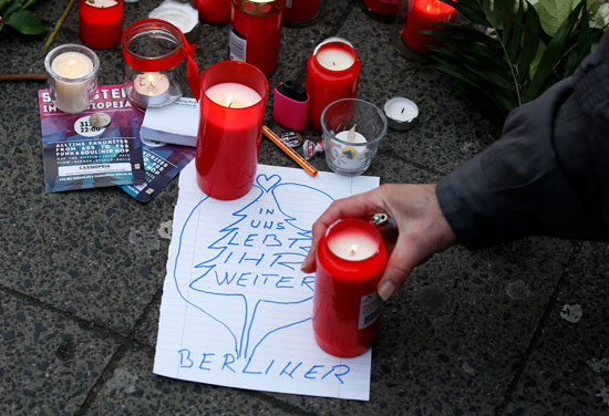 الإرهاب يضرب قلب أوروبا.. الألمان يضعون أكاليل الزهور على قبور ضحايا برلين (8)