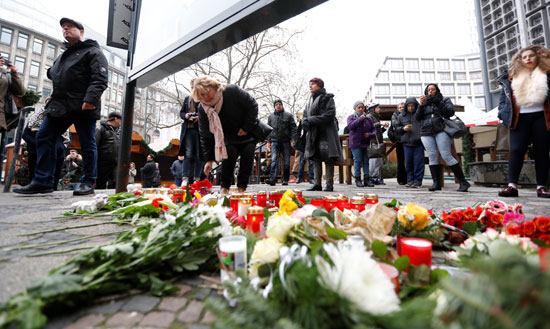 الإرهاب يضرب قلب أوروبا.. الألمان يضعون أكاليل الزهور على قبور ضحايا برلين (6)
