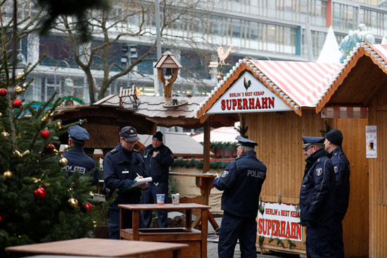 الشرطة الالمانية تؤمن مكان الحادث في برلين