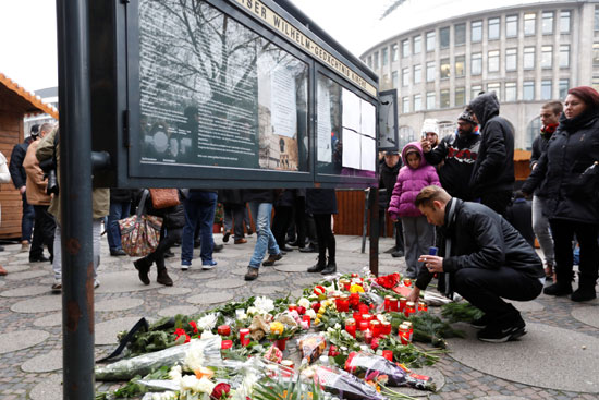 الإرهاب يضرب قلب أوروبا.. الألمان يضعون أكاليل الزهور على قبور ضحايا برلين (1)