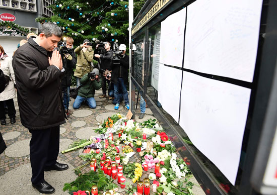 الإرهاب يضرب قلب أوروبا.. الألمان يضعون أكاليل الزهور على قبور ضحايا برلين (10)