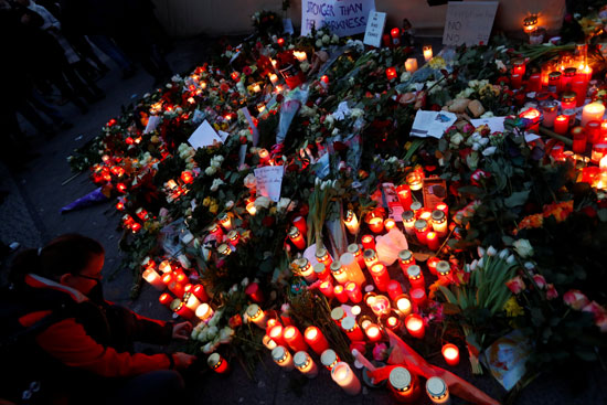 وقفة بالشموع أمام مكان حادث الدهس فى برلين