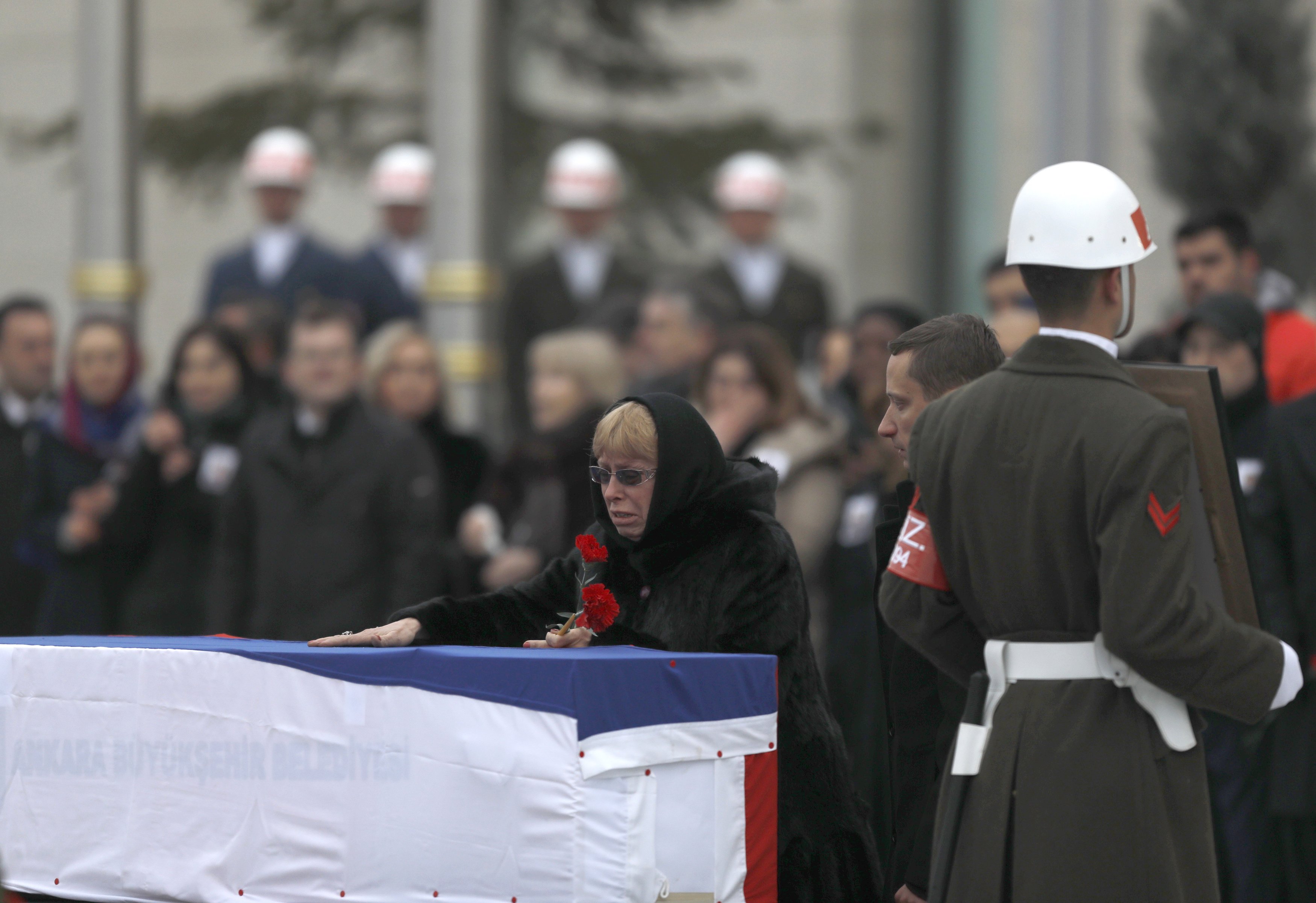 زوجة السفير الروسى أثناء تشييع الجنازة