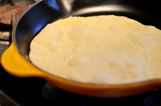 طريقة عمل خبز التورتيلا (9)
