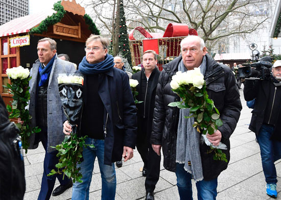 الإرهاب يضرب قلب أوروبا.. الألمان يضعون أكاليل الزهور على قبور ضحايا برلين (2)
