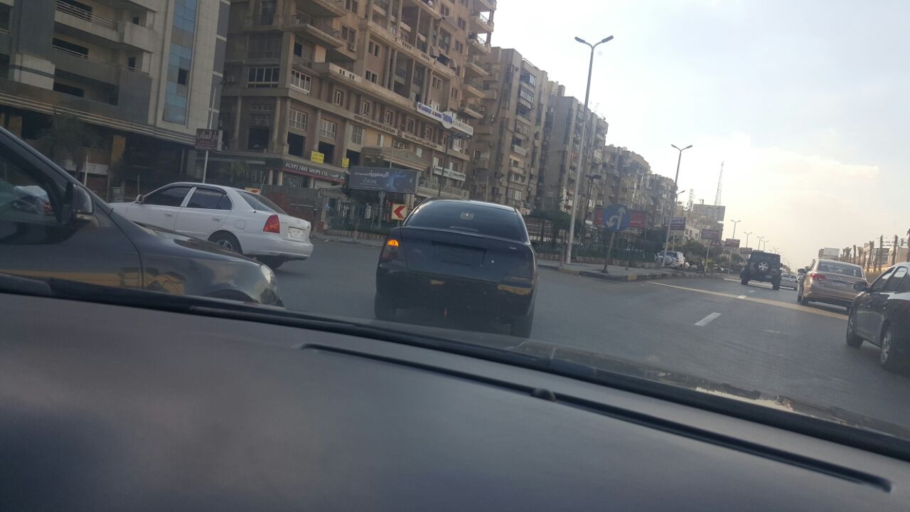 سيارة بدون أرقام فى شارع عباس العقاد