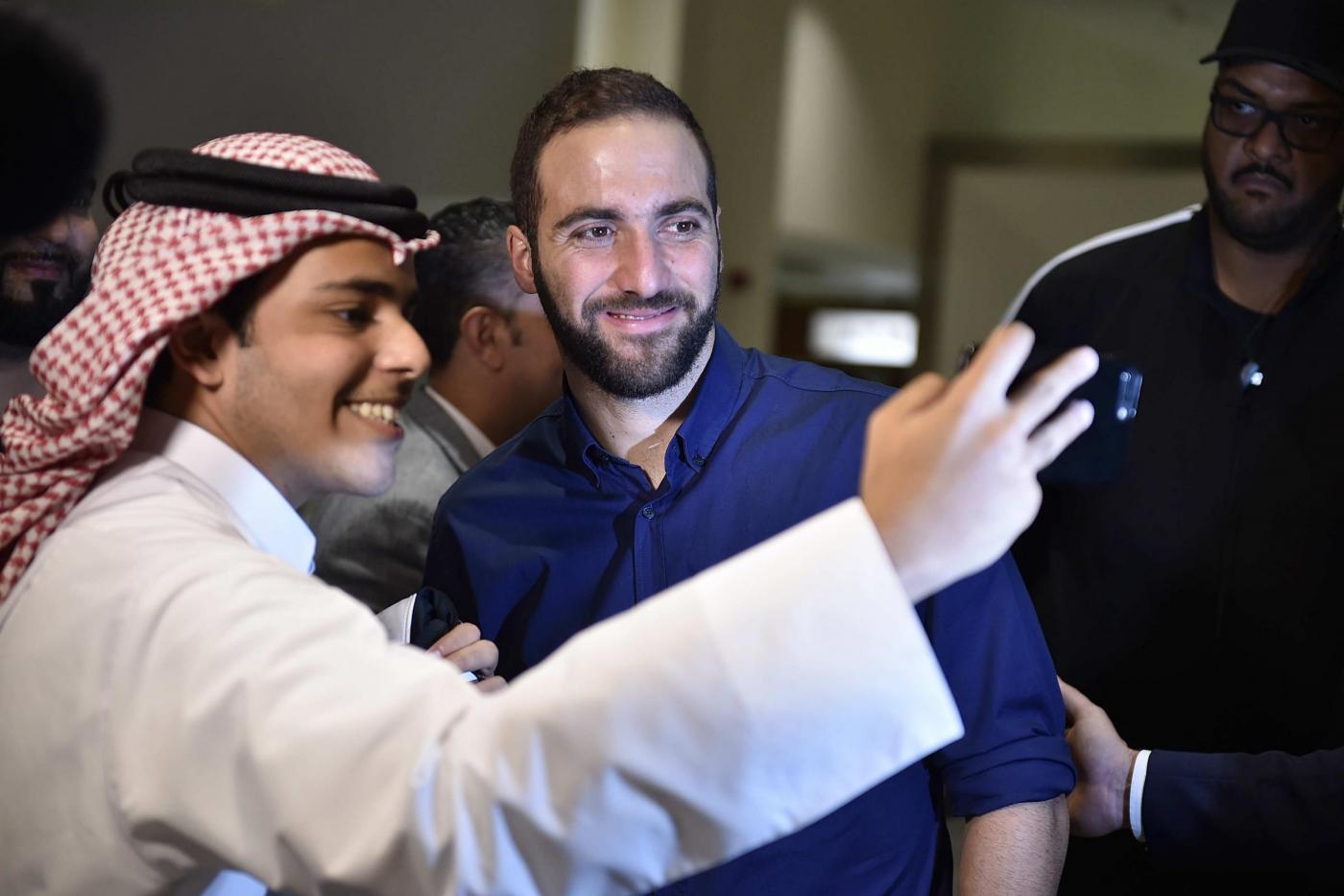 مشجع قطري يلتقط سيلفي مع هيجواين