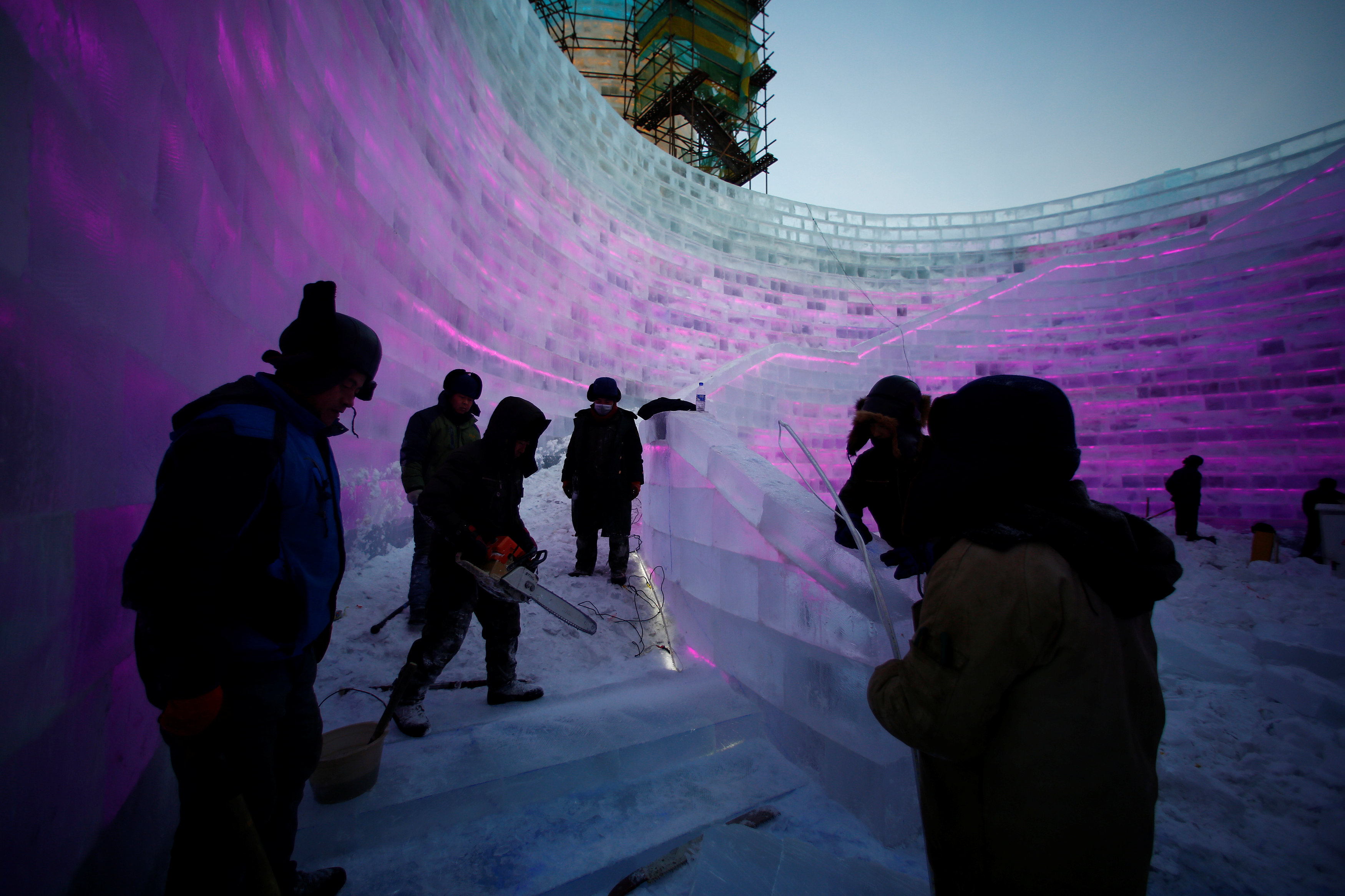 فنانون يستعدون لمهرجان هاربين العالمي لنحت الثلج والجليد في الصين -رويترز