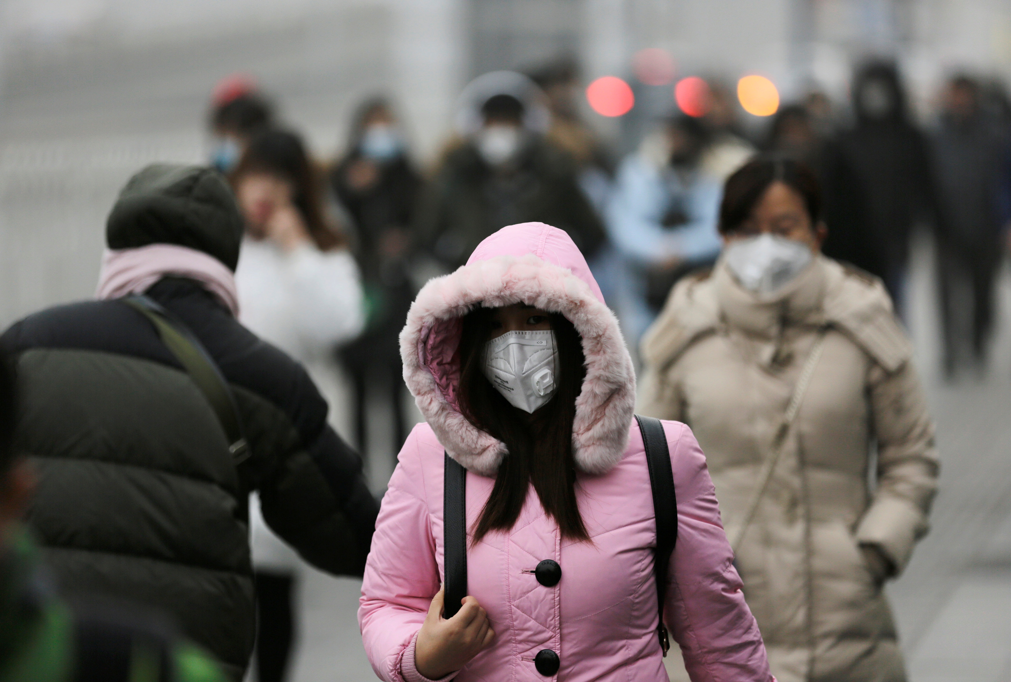 صينيون يرتدون كمامات للحماية من التلوث الجوى اثناء ذهابهم لعملهم في بكين - رويترز