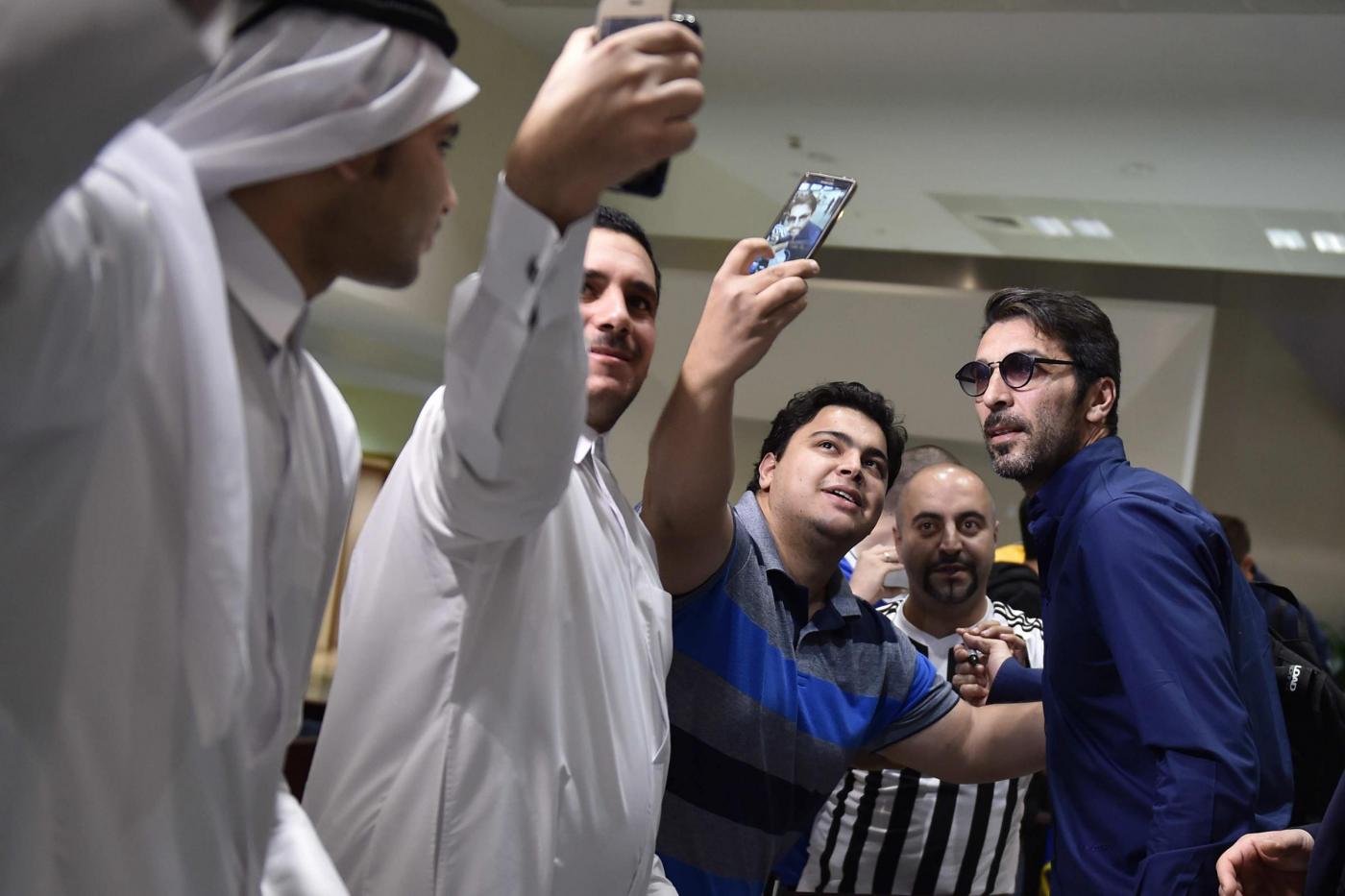 بوفون مع مشجعي يوفنتوس في قطر