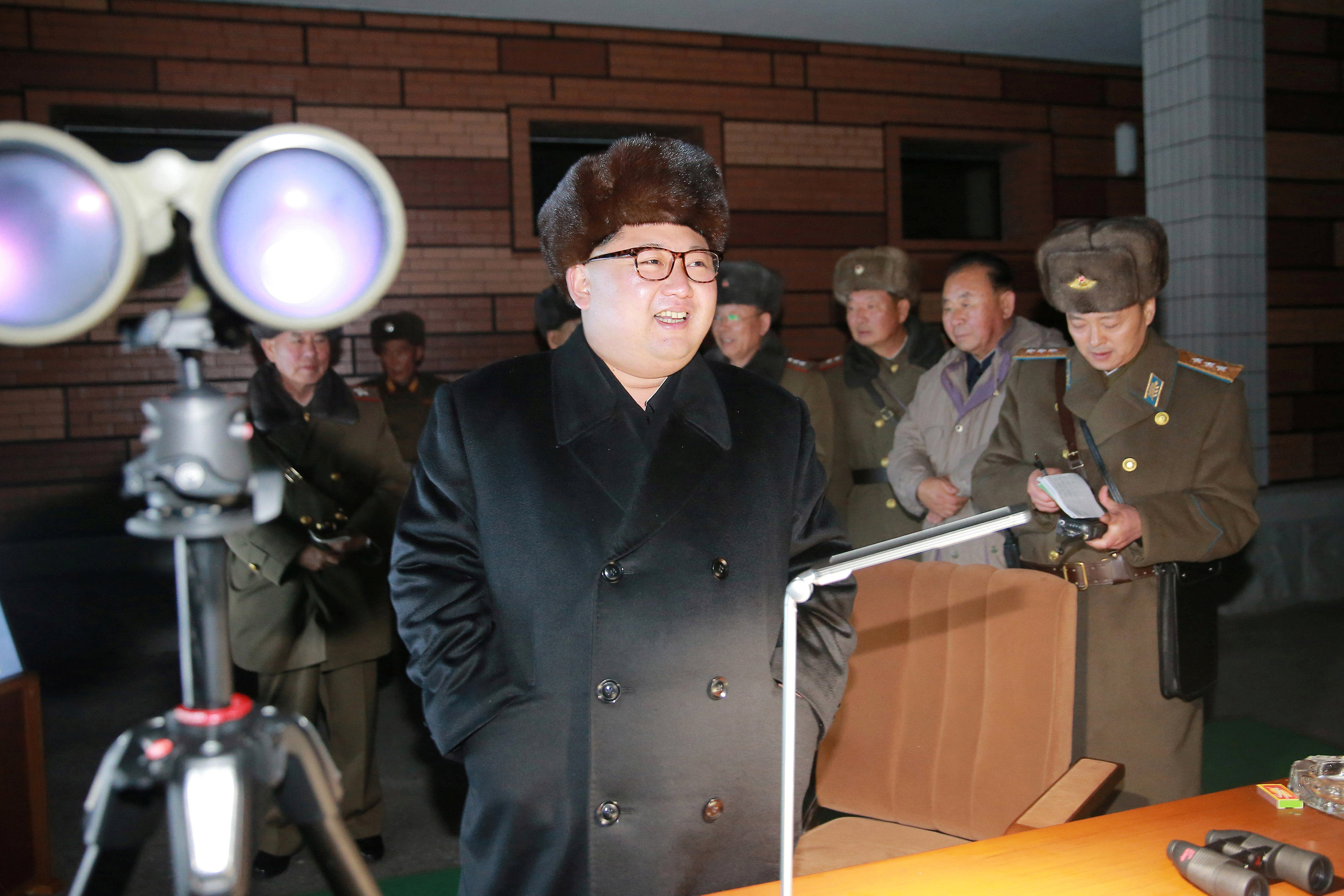 زعيم كوريا الشمالية يشهد مسابقة لإطلاق صواريخ وتدريبات لسلاح الطيران