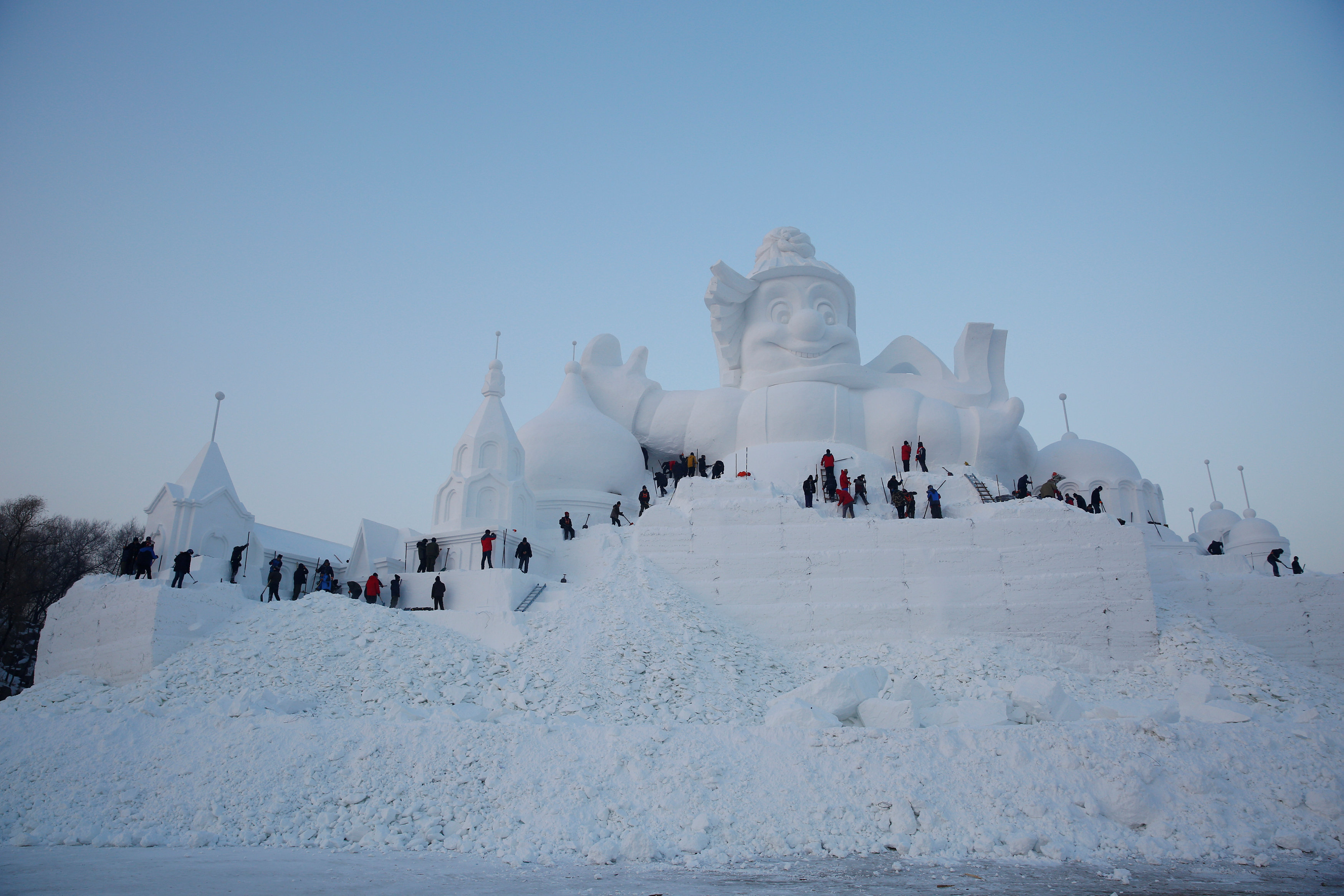 تماثيل منحوتة استعدادا لمهرجان هاربين العالمي لنحت الثلج والجليد في الصين -رويترز