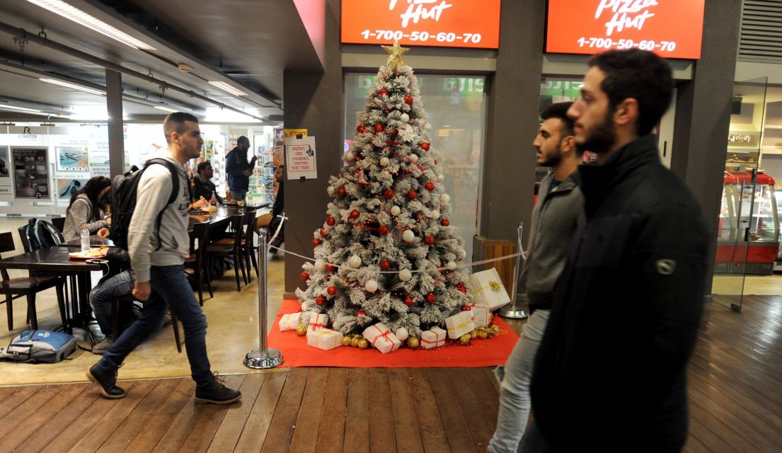 شجرة عيد الميلاد باحد فنادق إسرائيل