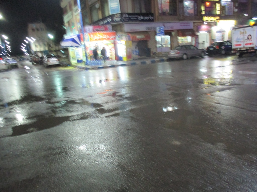 اثار الامطار الخفيفة بشوارع مطروح