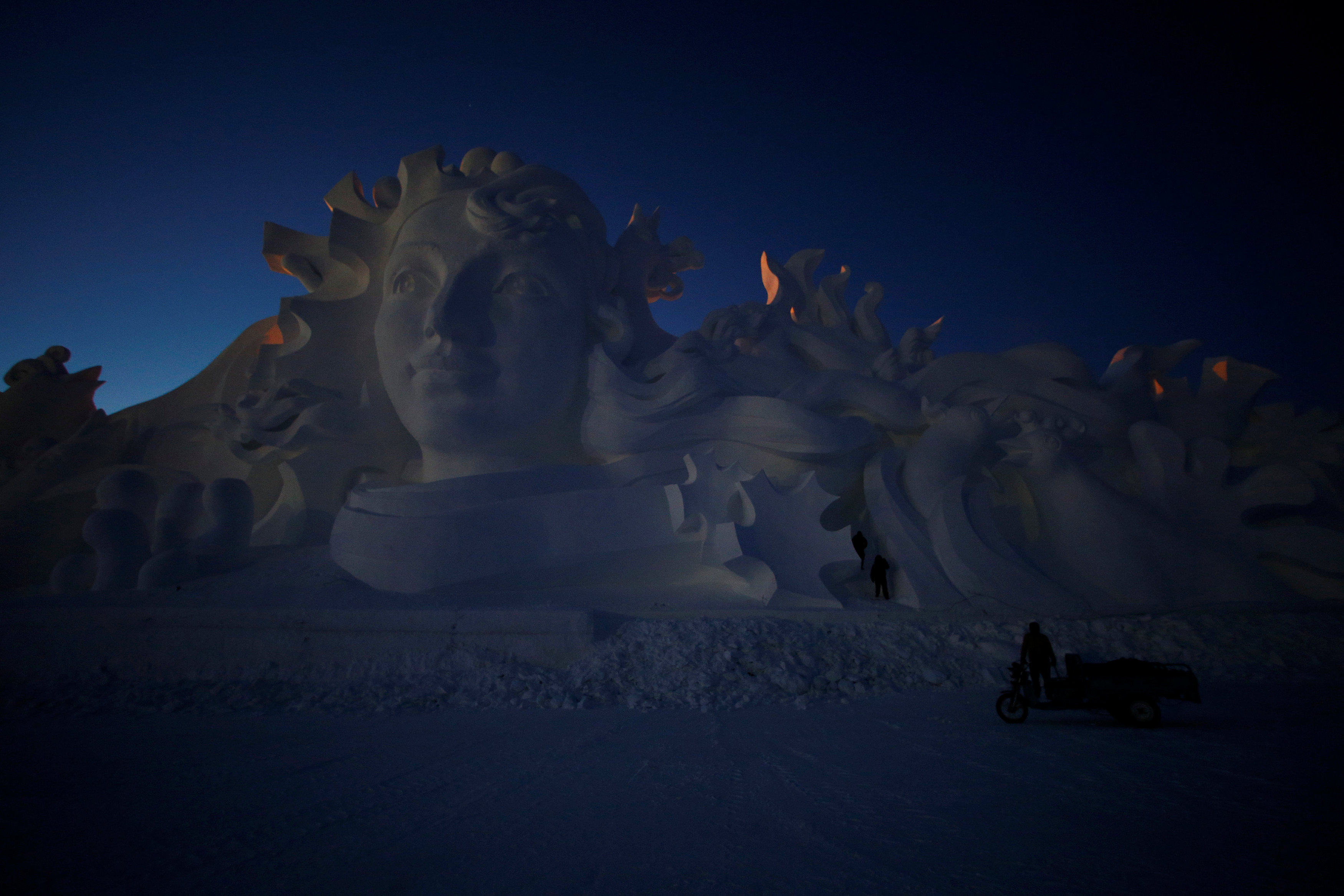 تماثيل جليدية استعداد لمهرجان هاربين العالمي لنحت الثلج والجليد في الصين - رويترز