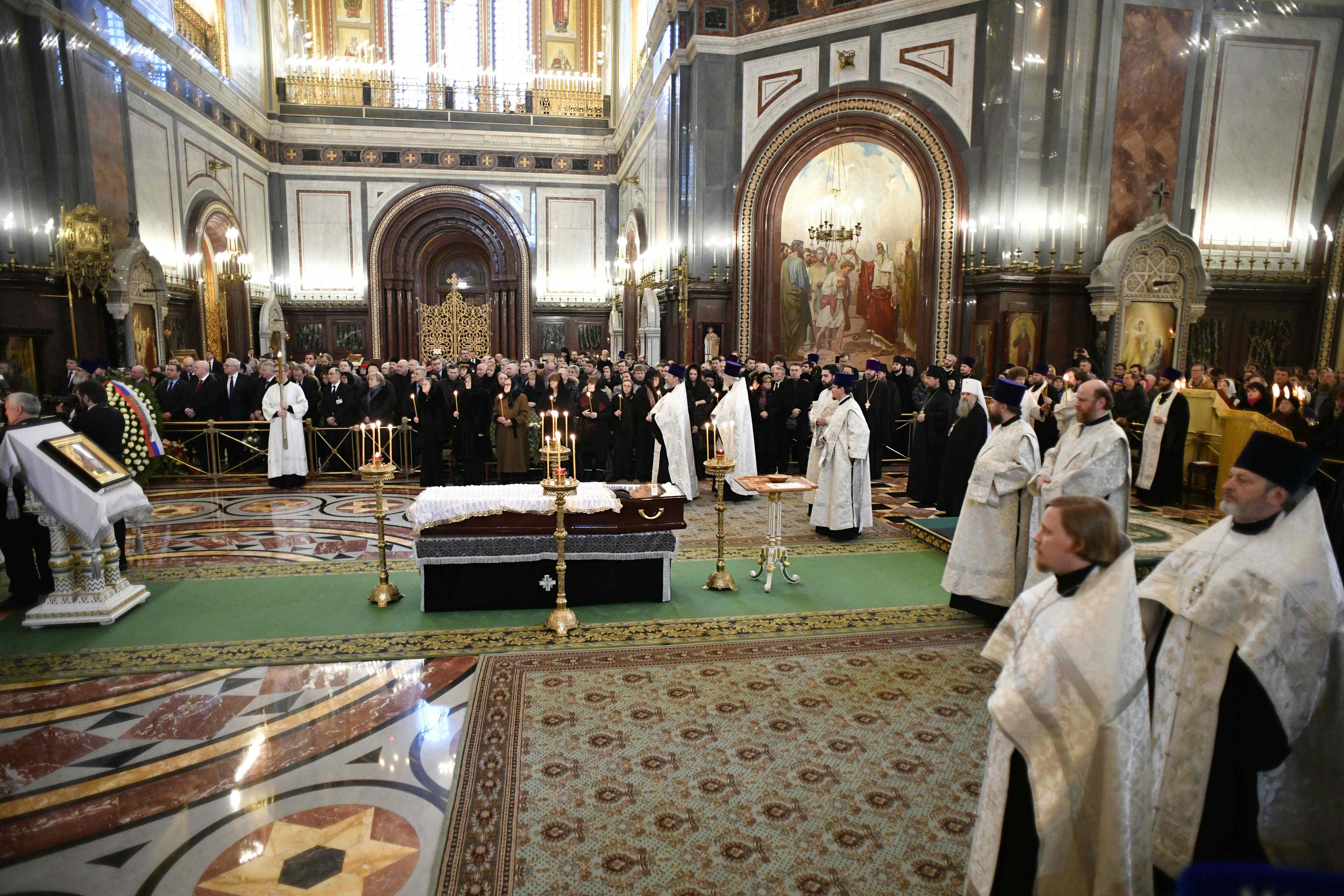 أداء الصوات الدينية على جنازة السفير الروسى