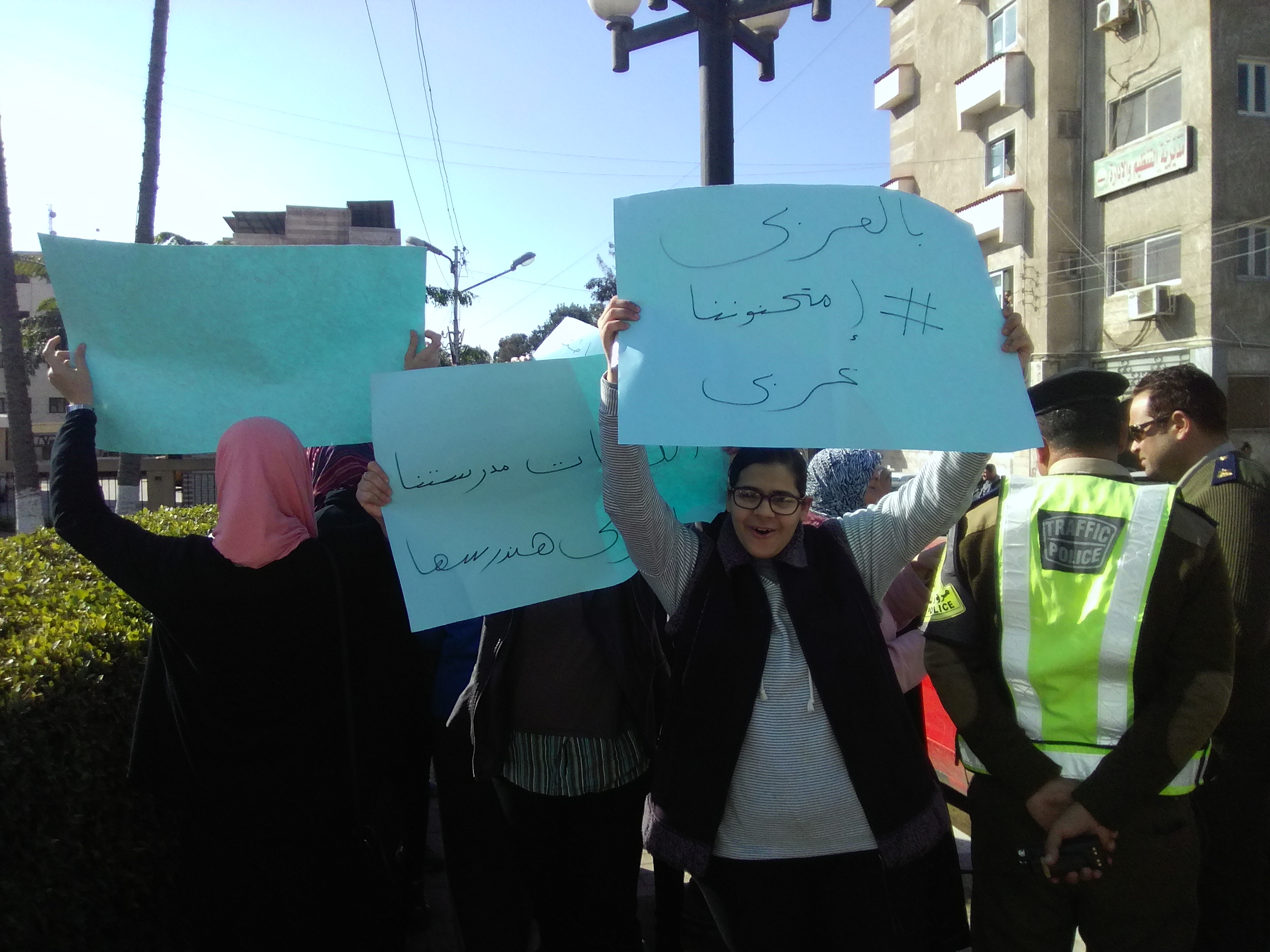 1- الطالبات يرفعن لافتات للمطالبة بإلغاء قرار أداء الإمتحان باللغة الإنجليزية