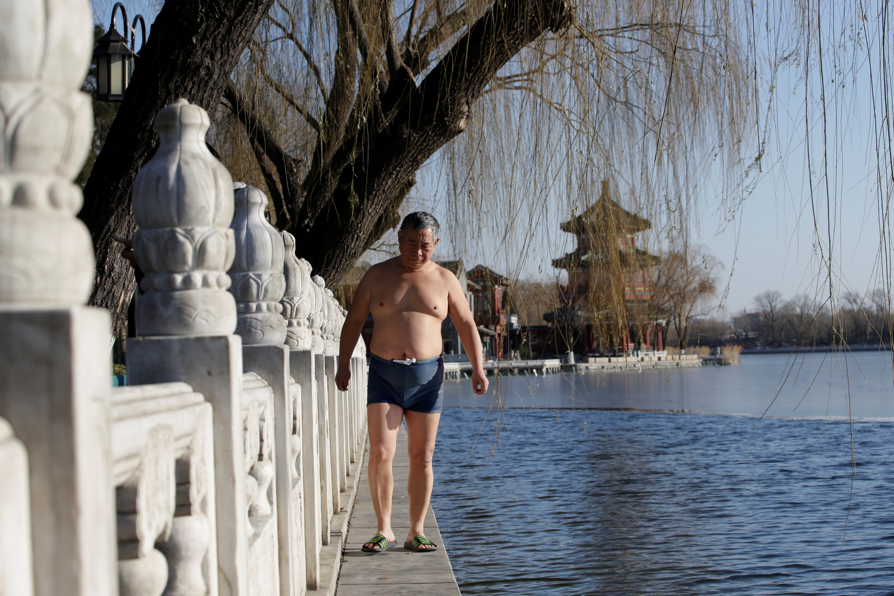 تحسن الطقس فى الصين ومواطن يستعد للسباحة