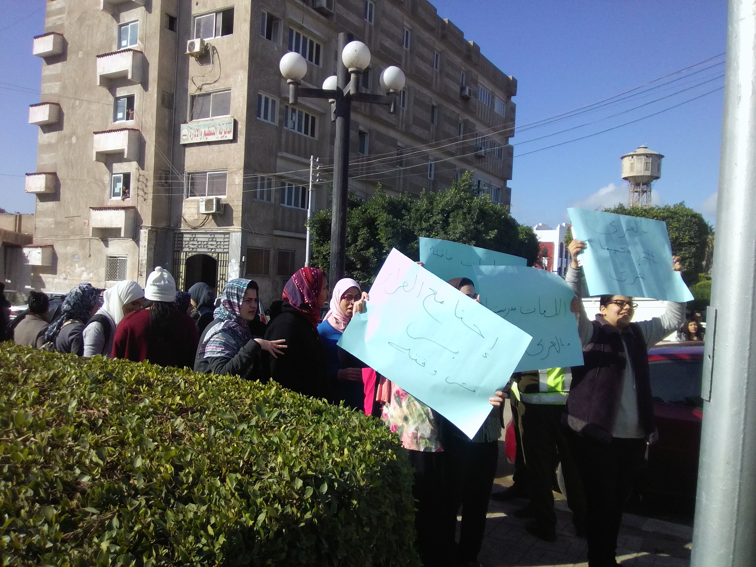 2- جانب من الطالبات يعترضن علة قرار وزير التعليم