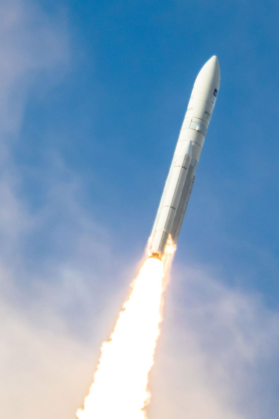 اطلاق صاروخ يحمل قمرين صناعيين