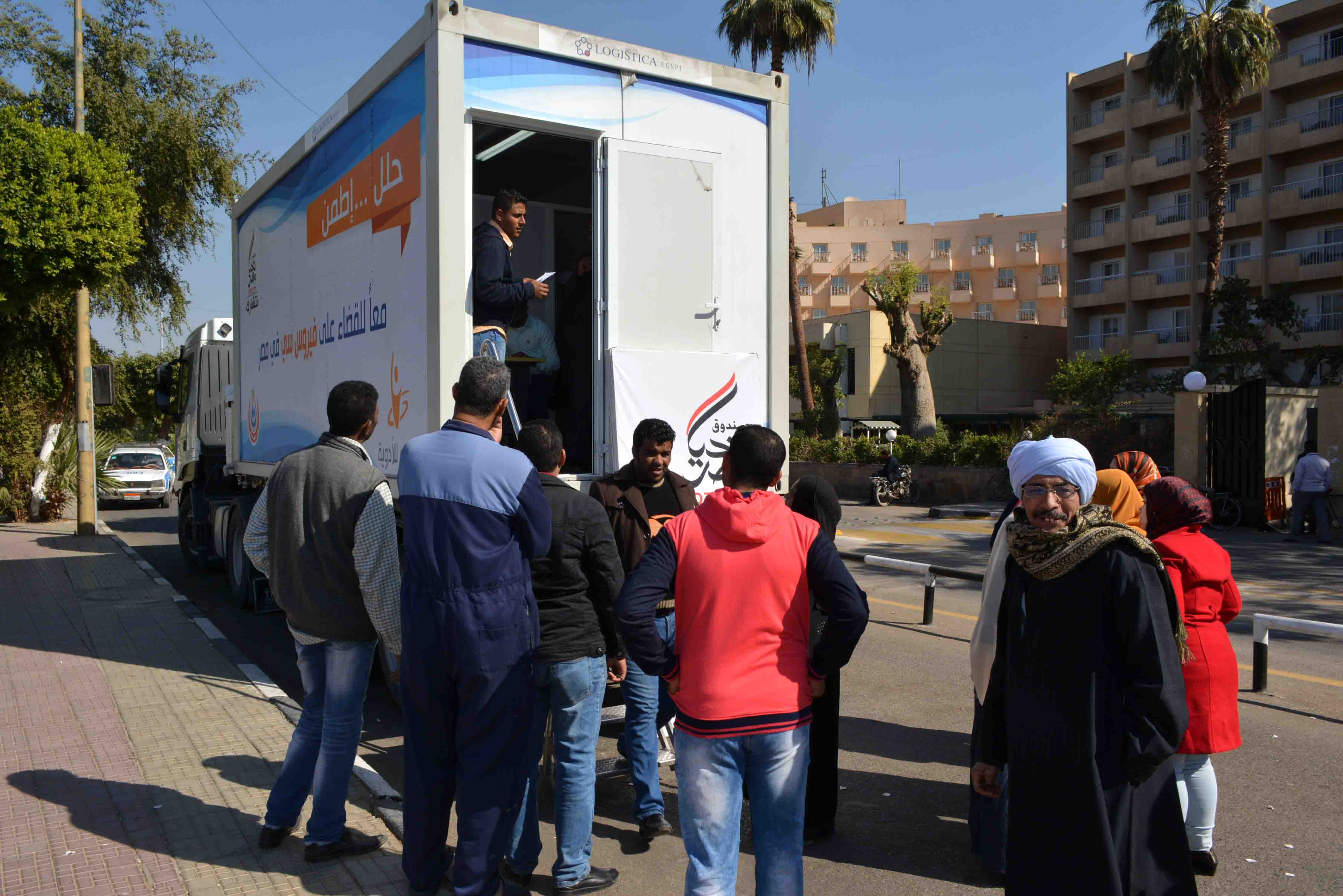 مركز تحيا مصر لعلاج فيروس سي يواصل حملة طرق الأبواب للكشف علي المواطنين بمنطقتي أبو الجود وطيبة