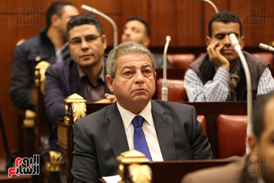 خالد عبد العزيز وزير الشباب يجلس في اخر المقاعد