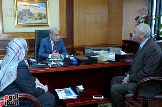 رئيس الوزراء يلتقى محافظ أسوان (3)