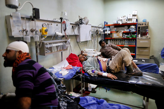 مصابين-يتلقون-العلاج-في-مستشفى-باربيل-بعد-هجمات-مدينة-كوكجالى-بالموصل-في-العراق----رويترز--1