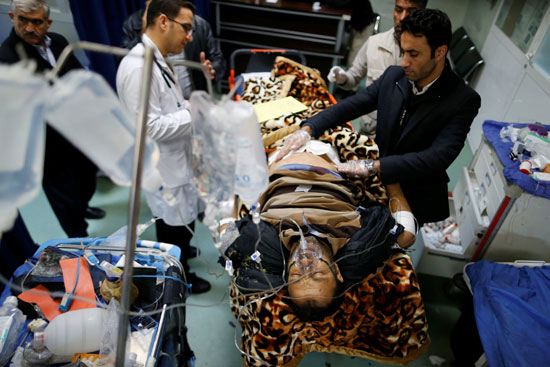 أطباء-يسعفون-أحد-مصابى-هجوم-كوكجالى-في-اربيل-بالموصل---العراق---رويترز