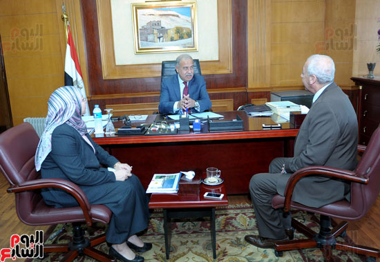 رئيس الوزراء يلتقى محافظ أسوان (1)