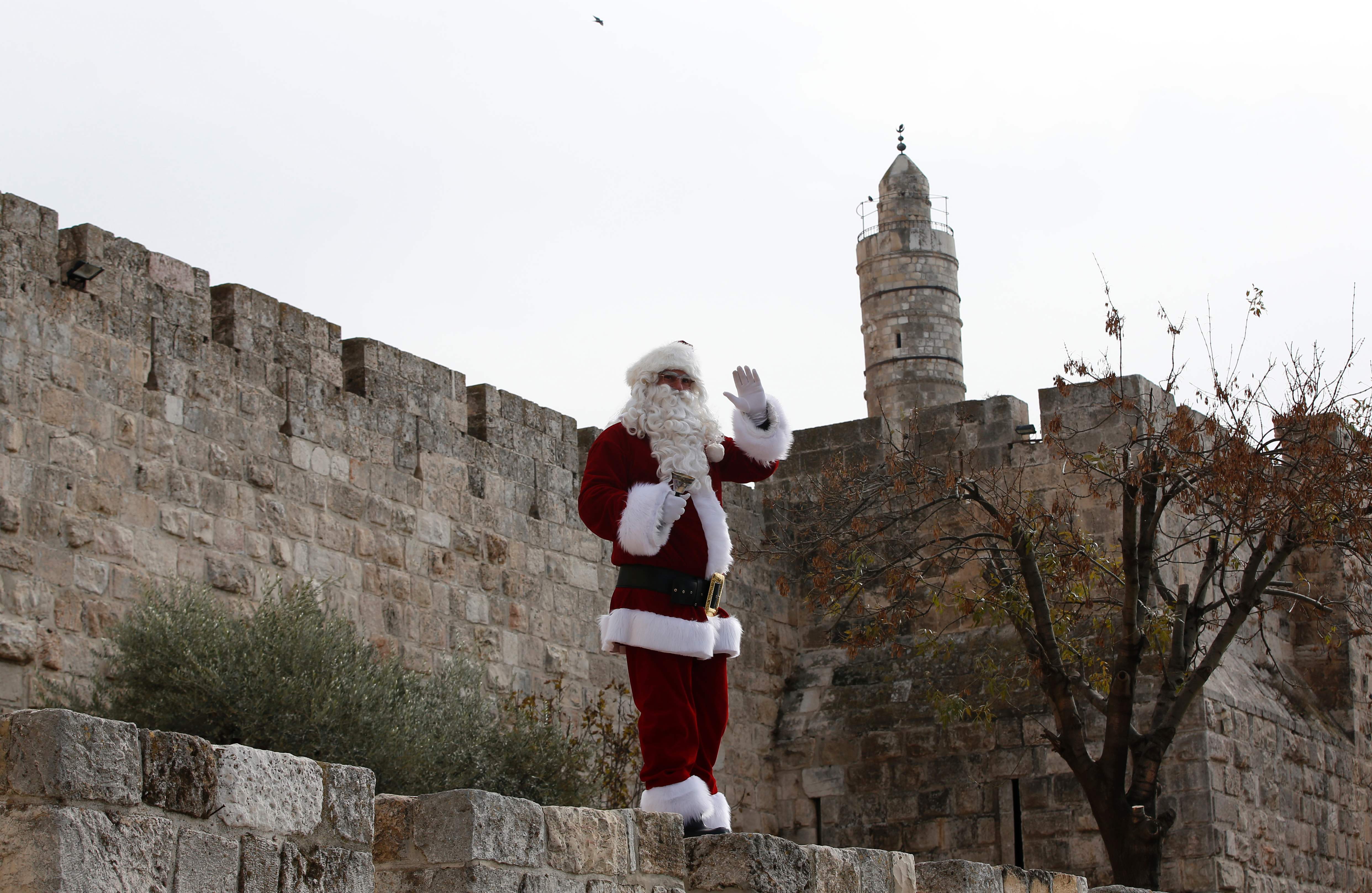 فلسطينى فى زى بابا نويل