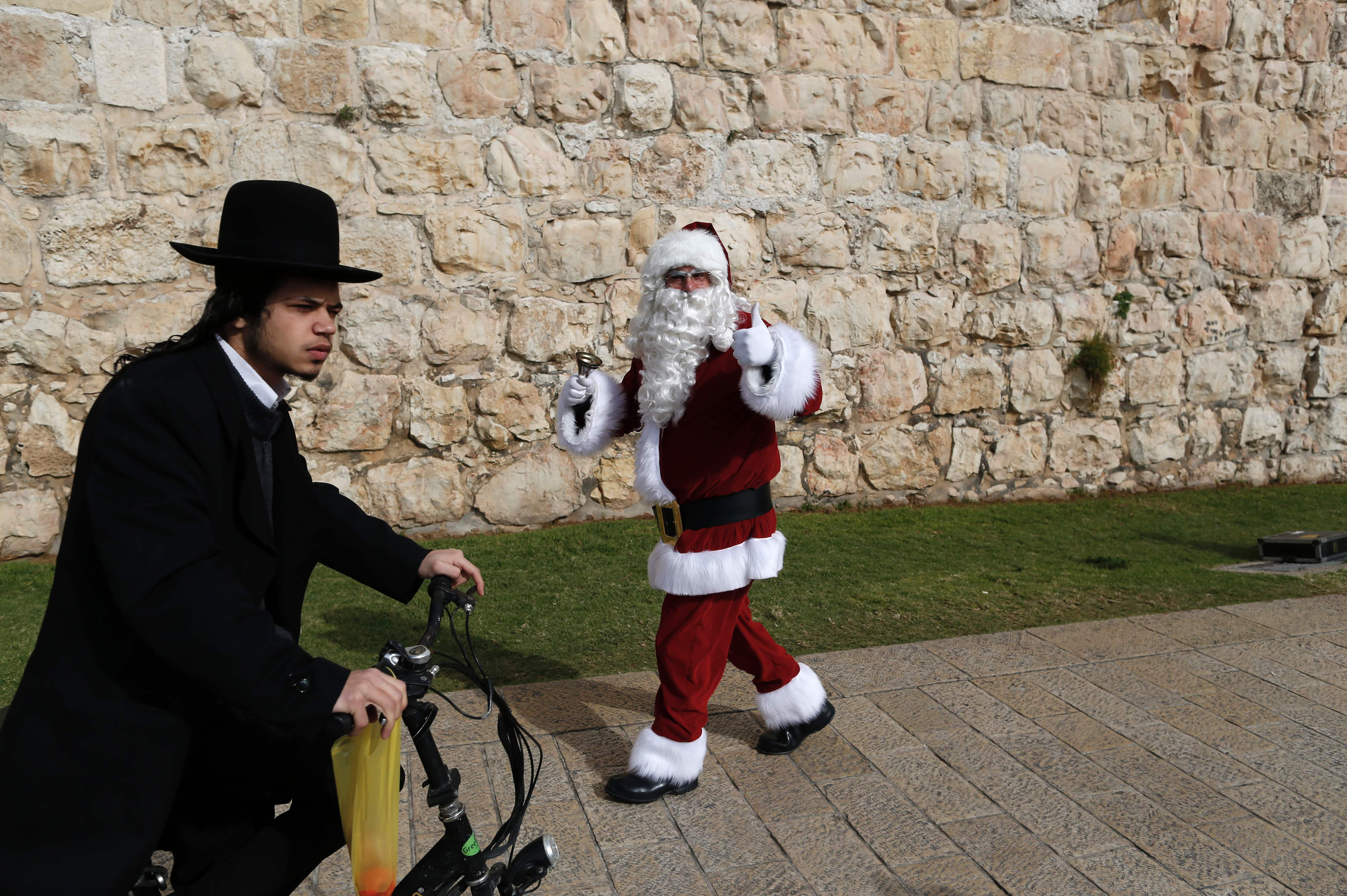 فلسطينى يحتفل بعيد الميلاد