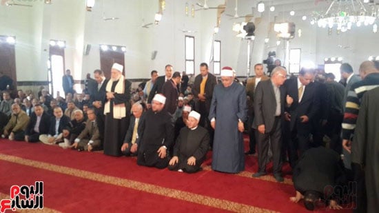  وزير الأوقاف ومفتى الجمهورية يؤديان صلاة تحية المسجد بالمسجد العباسى