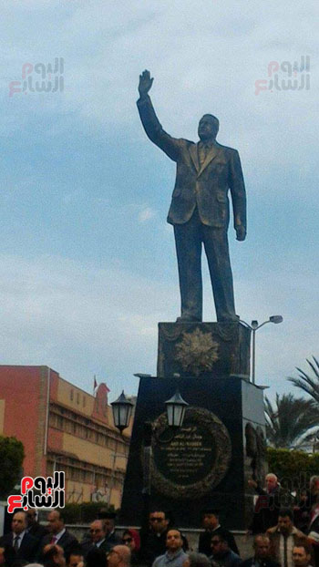 نجل الرئيس الراحل جمال عبد الناصر يزيح الستار عن تمثال والده