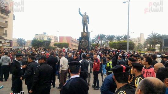 محافظ بورسعيد وعبد الحكيم عبد الناصر يزيحان الستار عن التمثال