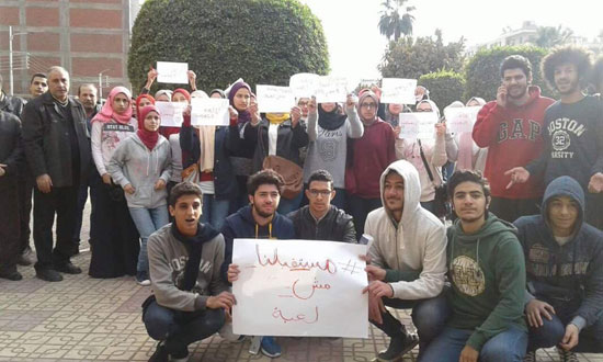  الطلاب أثناء المظاهرة