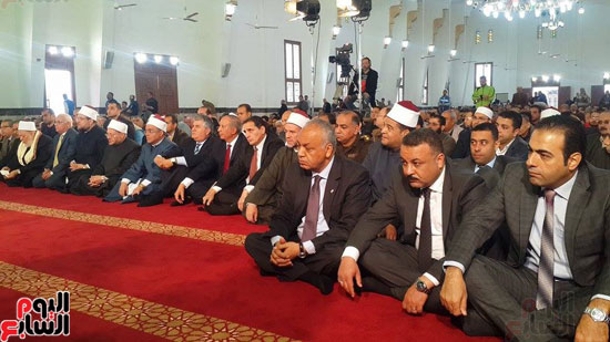  رواد المسجد العباسى بالمئات لاداء صلاة الجمعة