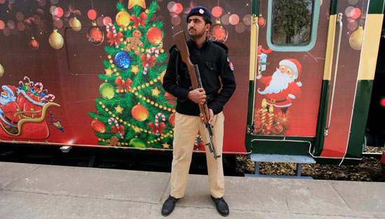 شرطى باكستانى يؤمن الاحتفالات بالكريسماس