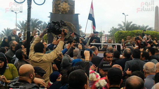 قوات الأمن بمحيط تمثال الرئيس الراحل