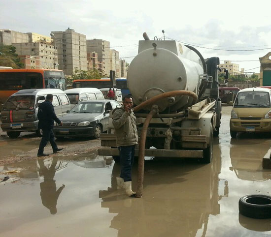  شفط المياه المتراكمة غرب الإسكندرية