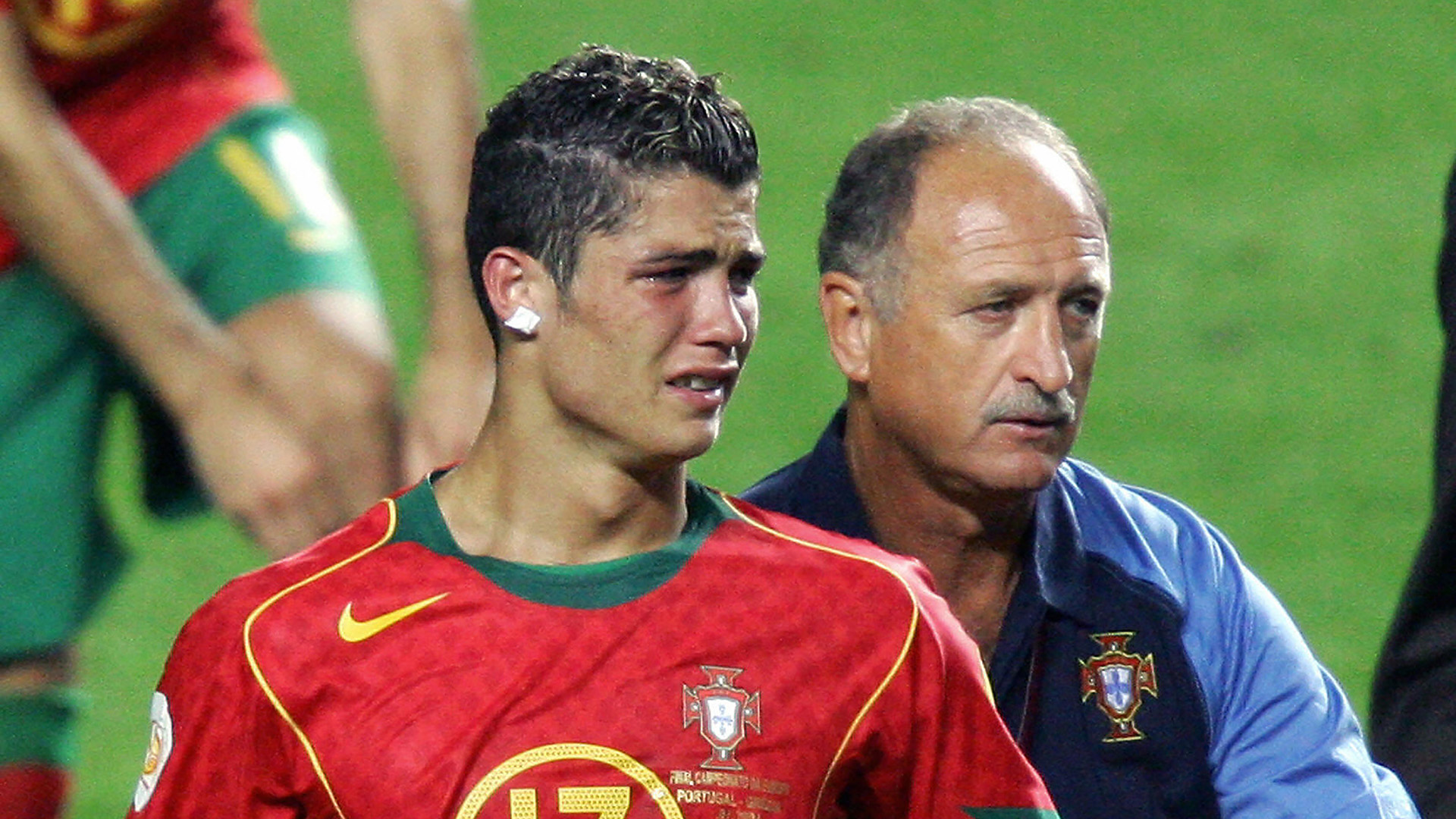 بكاء رونالدو بعد نهائى يورو 2004