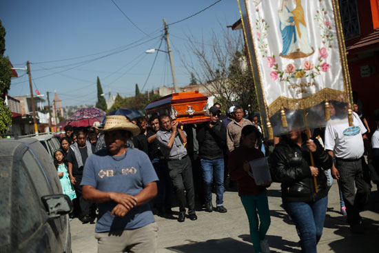 الآف المكسيكيين يشيعون جثامين ضحايا انفجار سوق الألعاب النارية