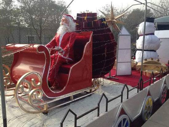 سانتا كلوز يقود قطار التسامح فى احتفالات الكريسماس