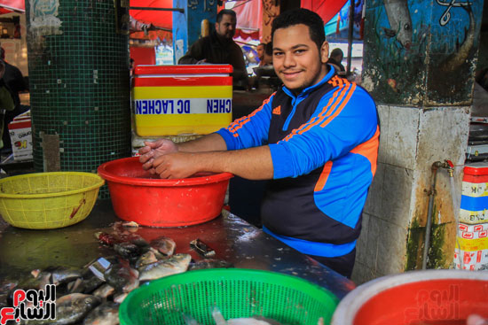 تنظيف الأسماك خدمة إضافية يقدمها البائعون 