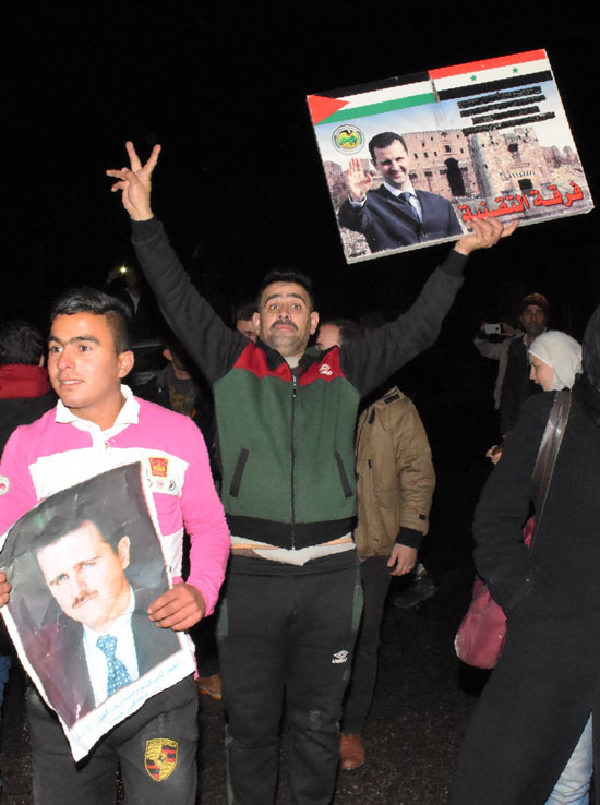 رفع صور الرئيس السورى فى الاحتفالات بتحرير حلب
