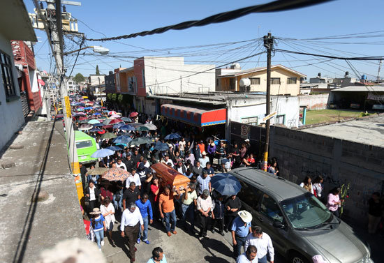 المكسيكيون يشيعون جثامين ضحايا انفجار سوق الألعاب النارية