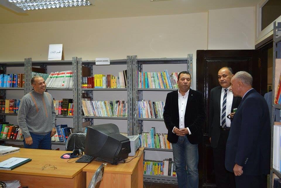 محمد بدر داخل مكتبة معهد السياحة والفنادق بالأقصر